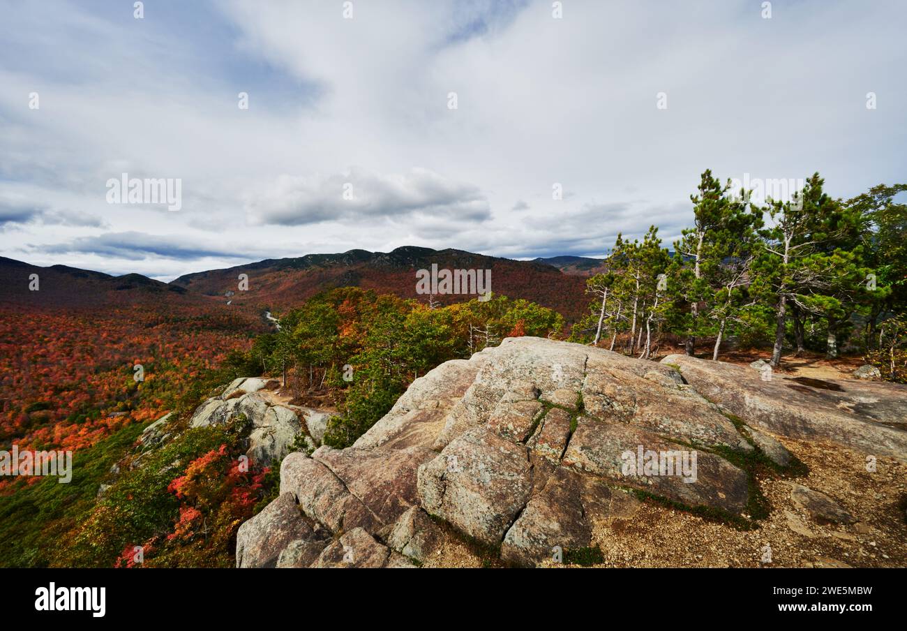 Vue des montagnes Adirondack en automne depuis la montagne Owls Head, Adirondacks, État de New York, États-Unis Banque D'Images