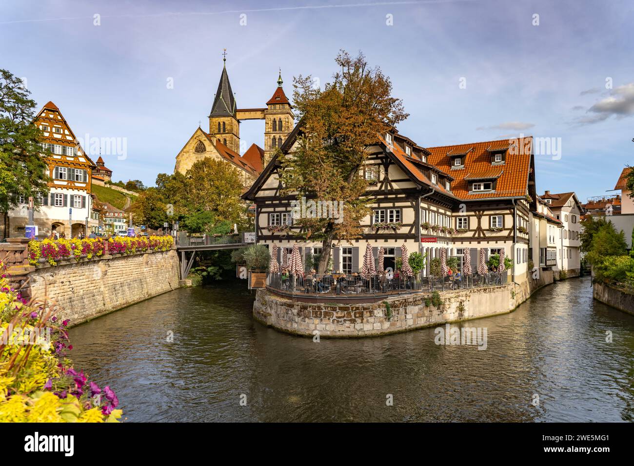 Vue du pont Agnès au canal de Roßneckar, maison à colombages avec restaurants et l'église paroissiale de St. Dionys à Esslingen am Neckar, Ba Banque D'Images