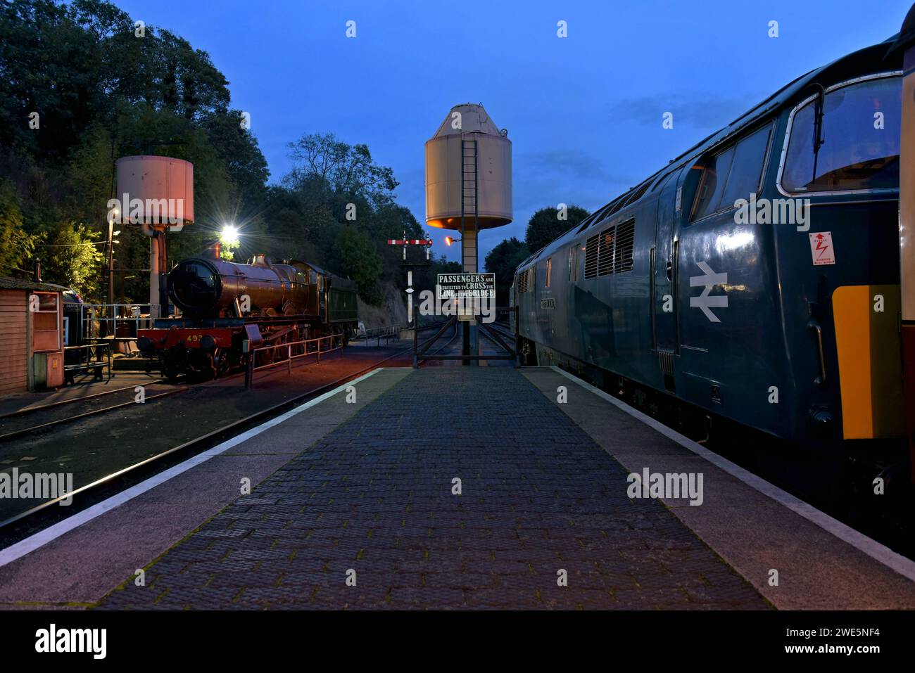 Locomotive diesel de classe occidentale et locomotive à vapeur GWR Hagley Hall à Bewdley Station, Severn Valley Railway, au crépuscule, septembre 2023 Banque D'Images