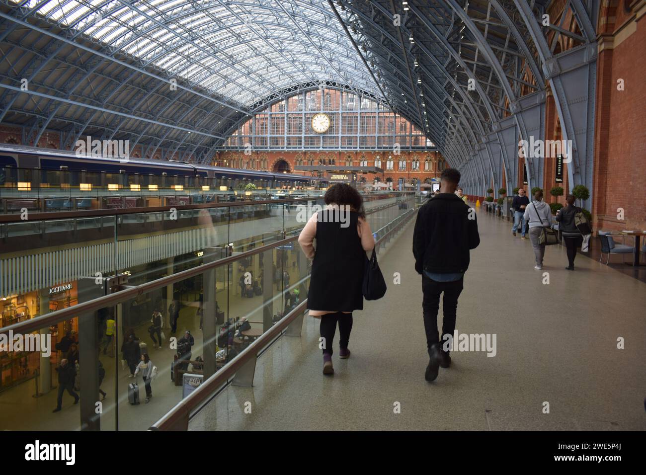 Les gens voyageant en train de la gare King`s Cross à Londres Banque D'Images