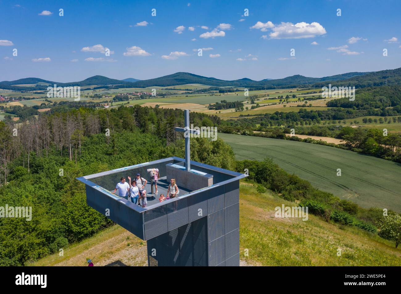 Personnes sur la tour d'observation via Regia sur la Rößberg dans la région Hessisches Kegelspiel, près de Hünfeld Großenbach, Rhön, Hesse, Allemagne Banque D'Images