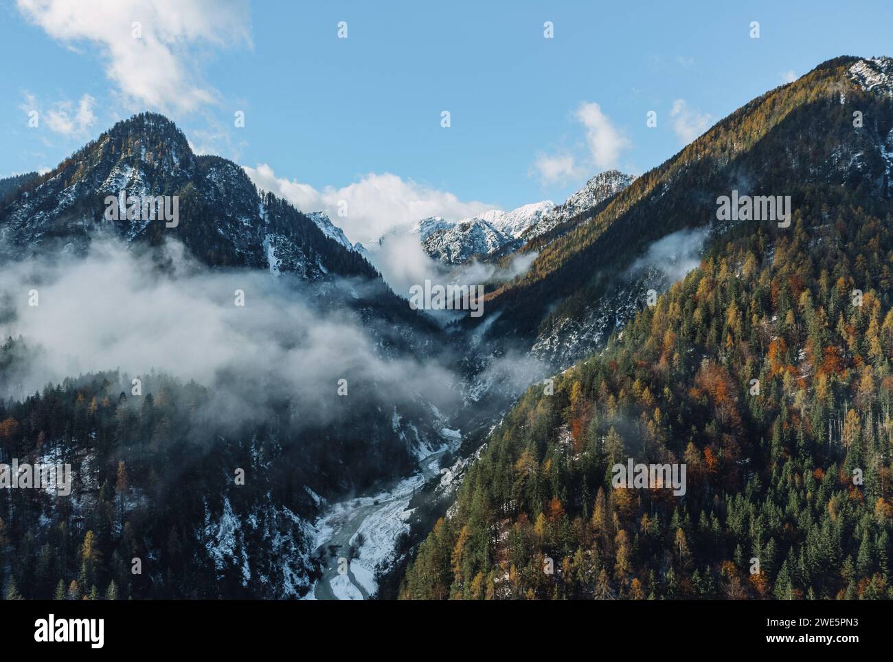 Vue aérienne de la belle forêt d'automne sur la pente des montagnes alpines par une journée froide Banque D'Images