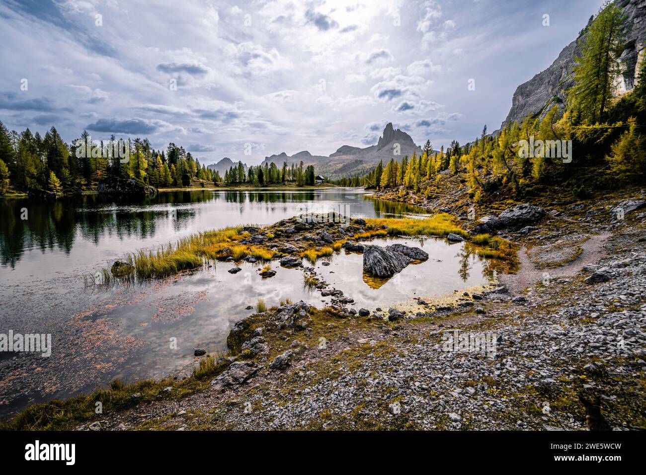 Randonnée de montagne à la cabane de montagne Croda da Lago autour du lac de montagne Lago Federa, Dolomites, site du patrimoine mondial de l'UNESCO Dolomites, Vénétie, Vénétie, Banque D'Images