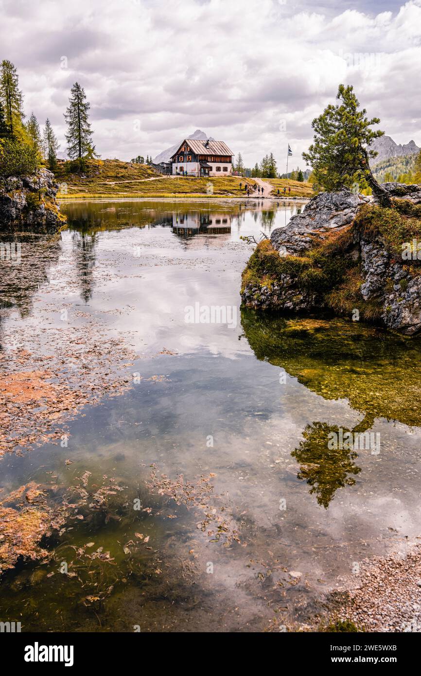 Randonnée de montagne à la cabane de montagne Croda da Lago autour du lac de montagne Lago Federa, Dolomites, site du patrimoine mondial de l'UNESCO Dolomites, Vénétie, Vénétie, Banque D'Images