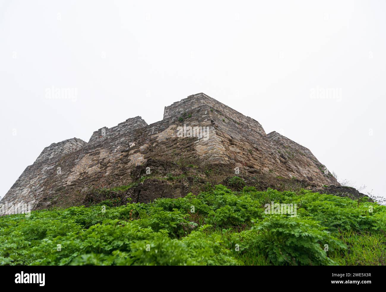 Vue de dessous de la forteresse défensive en pierre du château. Banque D'Images