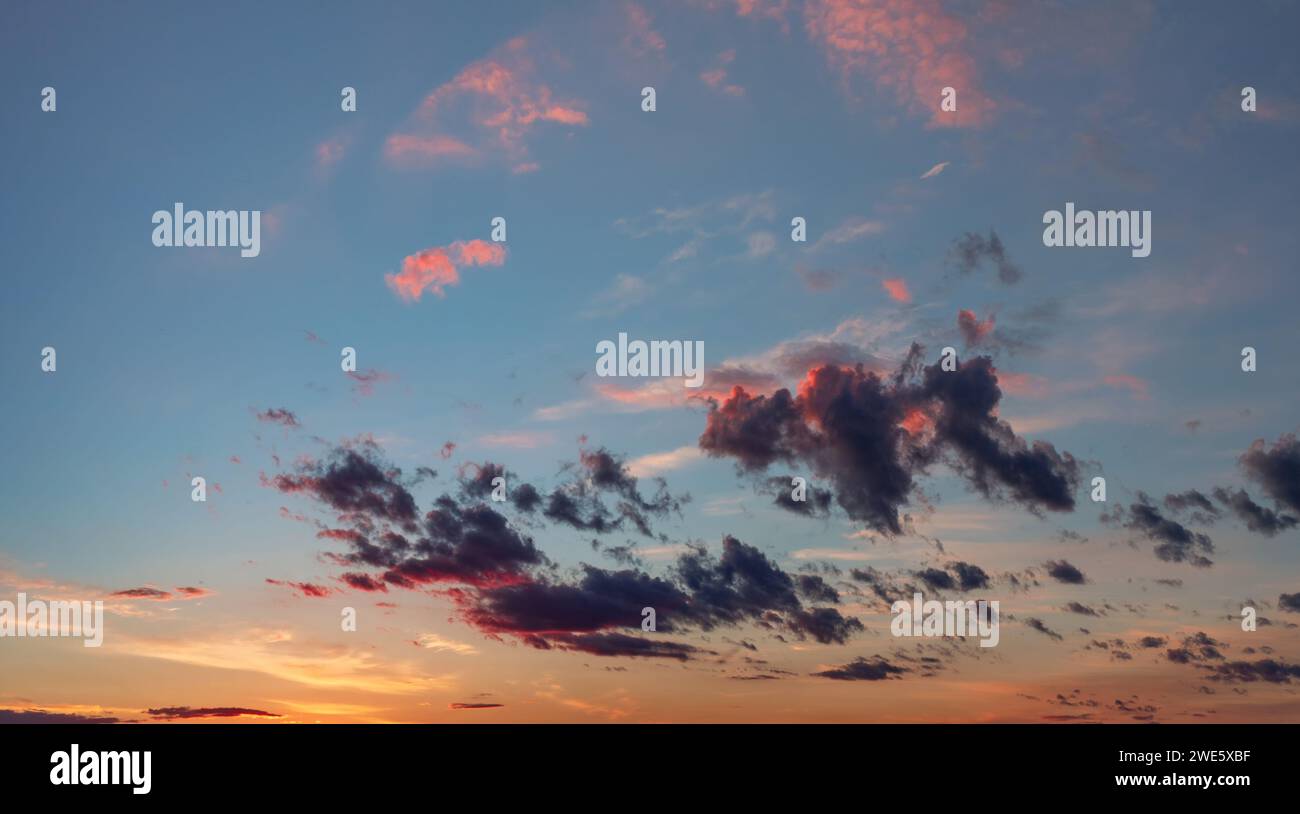 Beau ciel dramatique avec des nuages au coucher du soleil. Ciel du soir avec nuages roses Banque D'Images