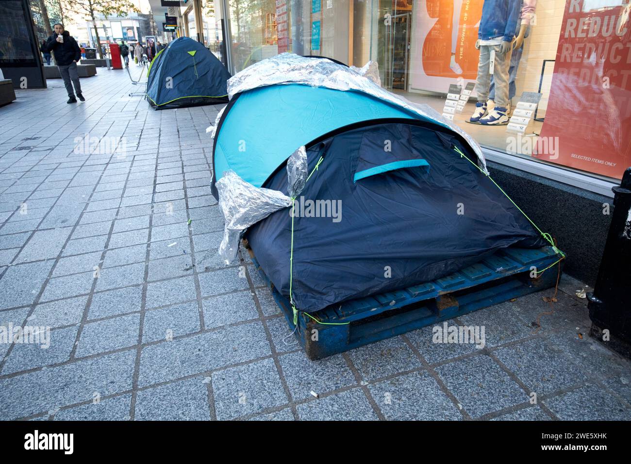 sans-abri vivant dans des tentes dans la principale rue commerçante piétonne de l'église st liverpool, merseyside, angleterre, royaume-uni Banque D'Images