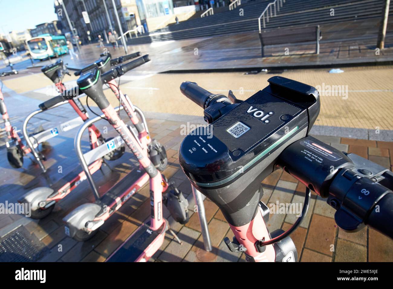 les scooters électriques voi amarrés à la location dans le centre-ville de liverpool liverpool, merseyside, angleterre, royaume-uni Banque D'Images