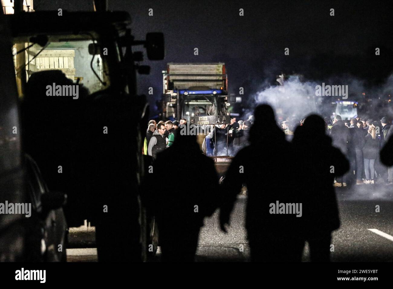 Morlaix, France. 23 janvier 2024. © PHOTOPQR/LE TELEGRAMME/Lionel le Saux ; MORLAIX ; 23/01/2024 ; MORLAIX (29) : des agriculteurs bloquent la RN12 au niveau du pont routier de Morlaix, dans le sens Brest-Rennes, dans le cadre du mouvement national de la FNSEA et J.A. Morlaix, France, 23 janvier 2024 grève des agriculteurs français. RN12 en Bretagne crédit : MAXPPP/Alamy Live News Banque D'Images