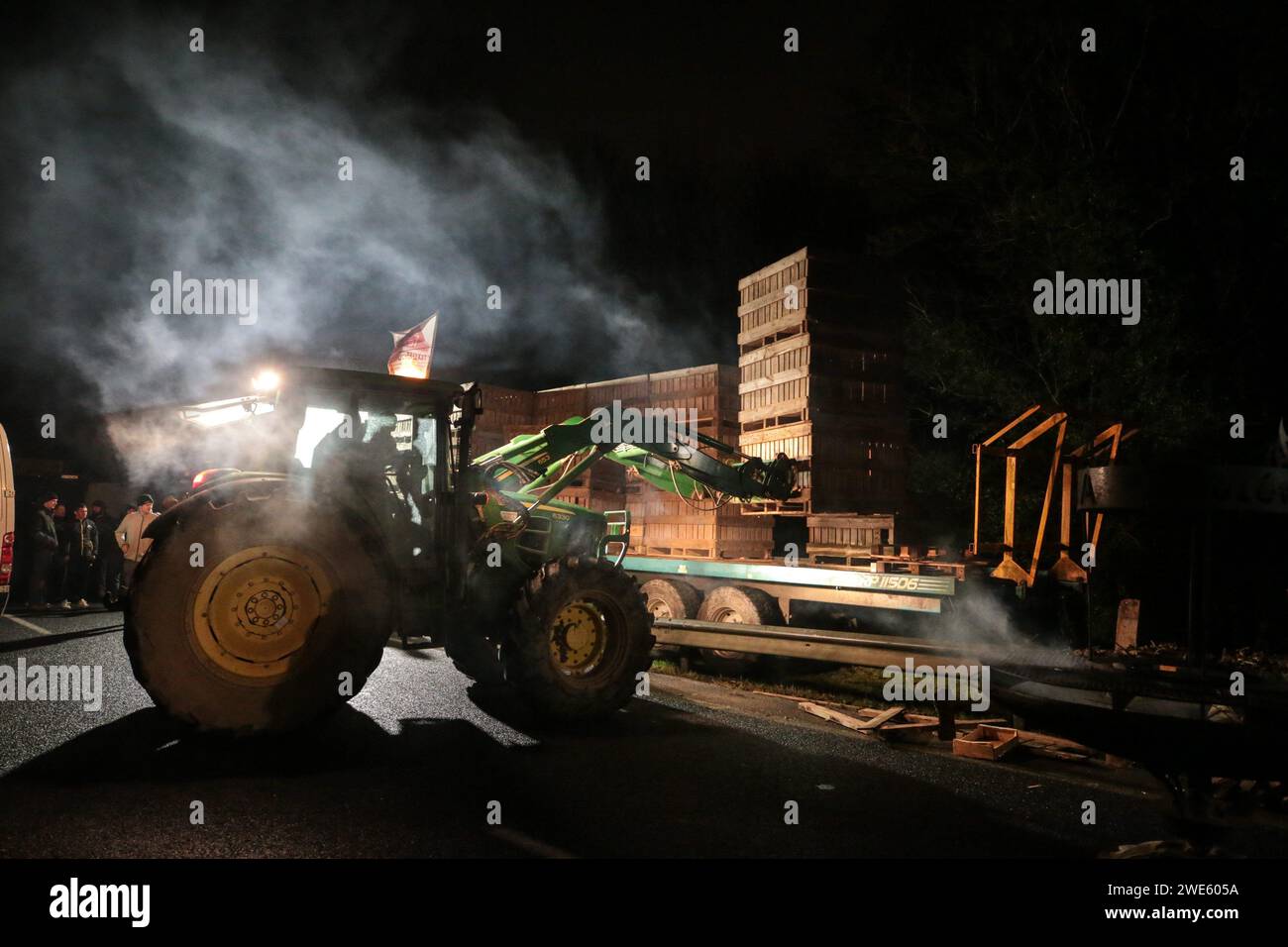 Morlaix, France. 23 janvier 2024. © PHOTOPQR/LE TELEGRAMME/Lionel le Saux ; MORLAIX ; 23/01/2024 ; MORLAIX (29) : des agriculteurs bloquent la RN12 au niveau du pont routier de Morlaix, dans le sens Brest-Rennes, dans le cadre du mouvement national de la FNSEA et J.A. jan 23rd 2024 grève des agriculteurs français, en Bretagne crédit : MAXPPP/Alamy Live News Banque D'Images