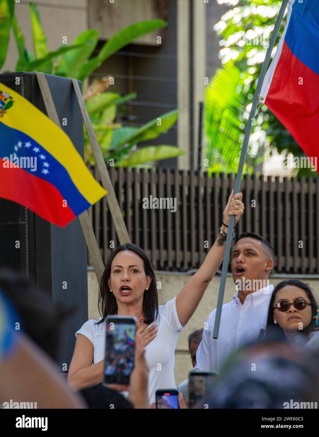 La candidate Maria Corina Machado, chef de l'opposition vénézuélienne, à la Plaza Belgica à Altamira, à Caracas, le 23 janvier 2024. Banque D'Images