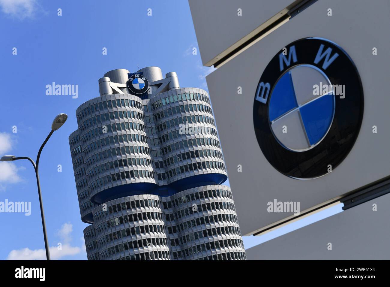 Abgas-manipulation Bericht : Kraftfahrtbundesamt leitet Verfahren gegen BMW ein Blick auf die BMW Konzernzentrale in Muenchen mit logo,Schriftzug, Hochhaus,Sitz,Hauptsitz,Gebaeude. Bilanz Pressekonferenz BMW Group Am 20.03.2019, Autobauer, Auto, Autos, automobile, Hersteller, Autoindustrie, Premiummarke. Sven Simon Fotoagentur GmbH & Co. Pressefoto KG Prinzess-Luise-Str. 41 45479 M u e l h e i m / R u h r Tél. 0208/9413250 Fax. 0208/9413260 GLS Bank BLZ 430 609 67 KTO. 4030 025 100 IBAN DE75 4306 0967 4030 0251 00 BIC GENODEM1GLS www.svensimon.net *** Rapport de manipulation des gaz d'échappement Federal Motor Tra Banque D'Images