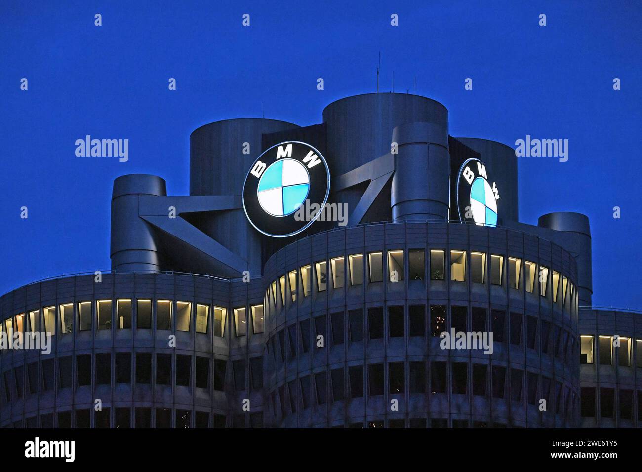 Abgas-manipulation Bericht : Kraftfahrtbundesamt leitet Verfahren gegen BMW ein. Randmotiv Feature-BMW logo an der BMW Konzernzentrale am Abend,beleuchtet,Abendhimmel,Dunkelheit, Hochhaus,Doppelkegel, Unternehmenszentrale,BMW Museum,Gebaeude.Zentrale,Aussenaufnhame,Gebaeude,Hochhaus, Autobauer,Auto,Autobauer,Mare industrie,automobile. Sven Simon Fotoagentur GmbH & Co. Pressefoto KG Prinzess-Luise-Str. 41 45479 M u e l h e i m / R u h r Tél. 0208/9413250 Fax. 0208/9413260 GLS Bank BLZ 430 609 67 KTO. 4030 025 100 IBAN DE75 4306 0967 4030 0251 00 BIC GENODEM1GLS www.svensimon.n Banque D'Images