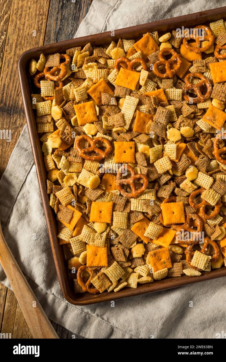 Snack Mix Cracker aromatisé maison avec bretzels et céréales Banque D'Images