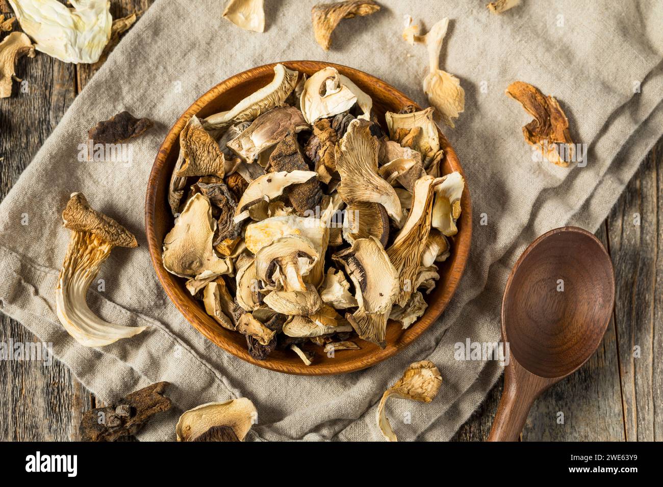 Champignons séchés crus biologiques dans un bol Banque D'Images