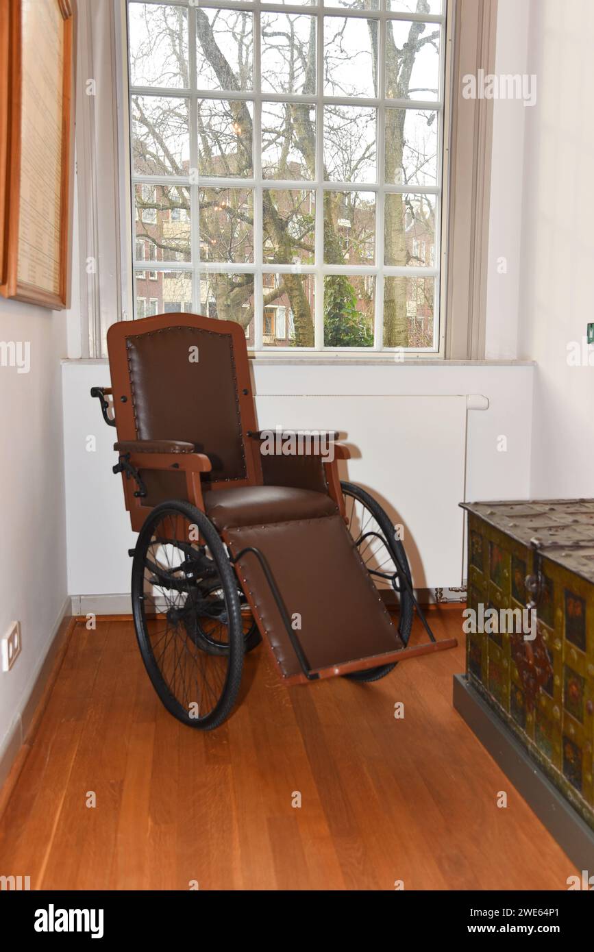 Amsterdam, pays-Bas. 20 janvier 2024. Un vieux fauteuil roulant dans la maison Luther à Amsterdam. Photo de haute qualité Banque D'Images