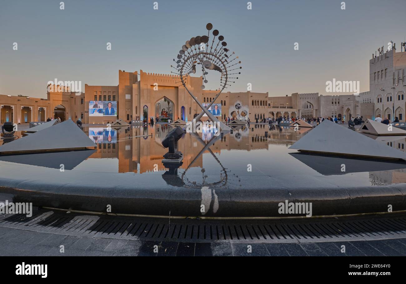 Katara village culturel à Doha, Qatar au cours de la coupe d'Asie de l'AFC 2023 après-midi shot montrant fontaine, grands écrans extérieurs avec des habitants et des visiteurs Banque D'Images