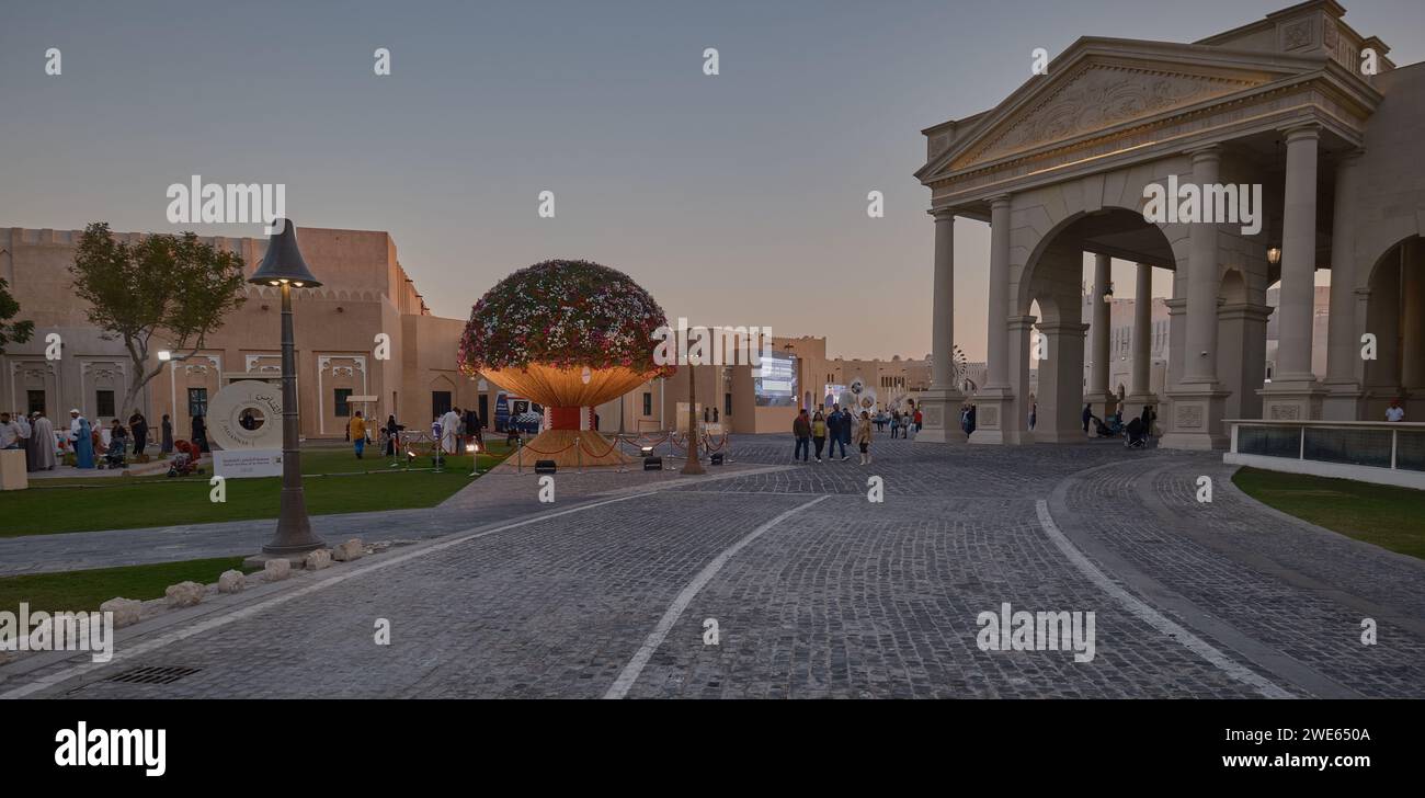 Katara village culturel à Doha, Qatar pendant la coupe d'Asie de l'AFC 2023 après-midi prise montrant un grand bouquet de fleurs naturelles et de grands écrans extérieurs Banque D'Images