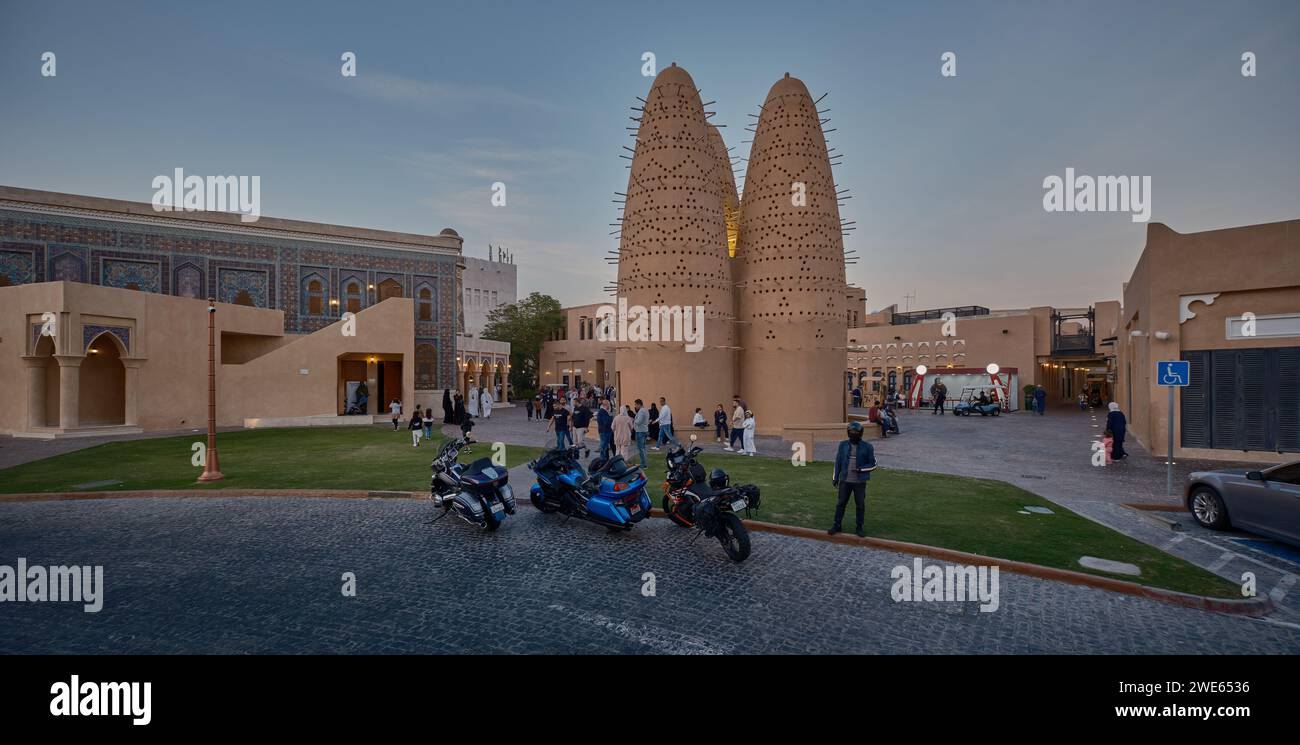 Katara Pigeon Towers et Katara mosquée dans le village culturel Katara, Doha, Qatar vue extérieure de lumière du jour avec les habitants et les visiteurs Banque D'Images