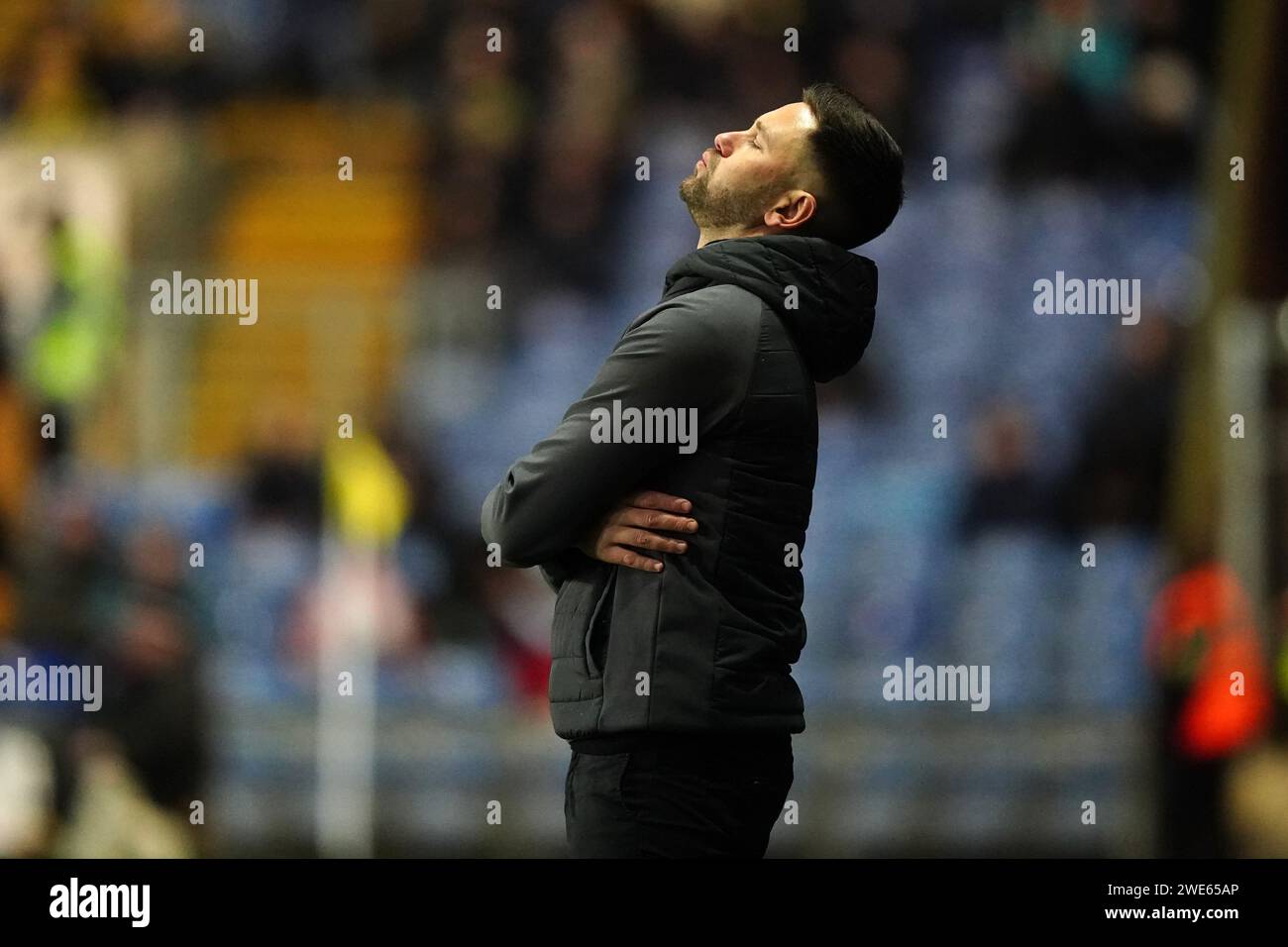 Le Manager d'Oxford United, des Buckingham, regarde lors du match de Sky Bet League One au Kassam Stadium, Oxford. Date de la photo : mardi 23 janvier 2024. Banque D'Images
