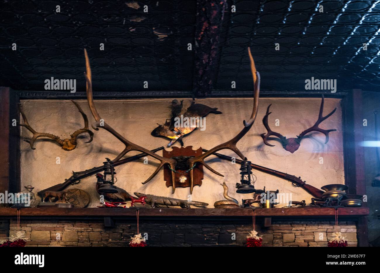 Des souvenirs de chasse et d'exploitation minière décorent l'intérieur du restaurant historique Los Ojos et du saloon à Jamez Springs, au Nouveau-Mexique. Banque D'Images