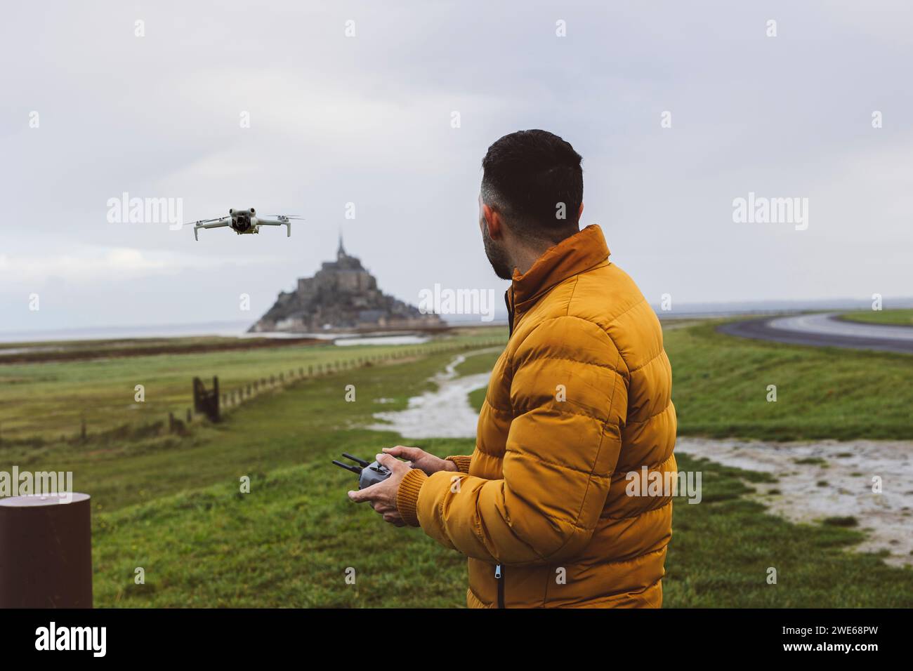 Homme volant drone tout en se tenant près du château Saint Michel Banque D'Images