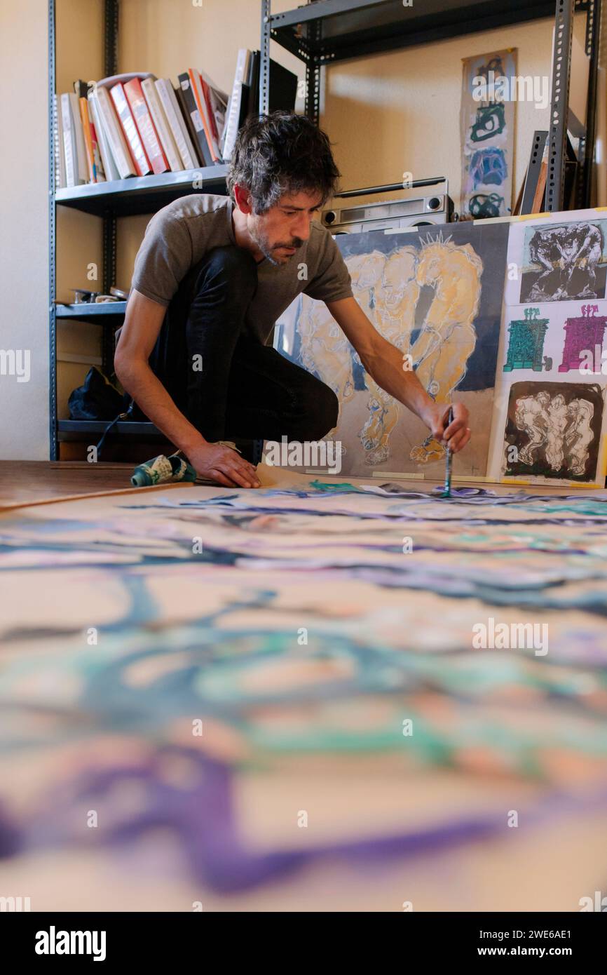 Artiste faisant de la peinture avec pinceau sur toile au lieu de travail Banque D'Images