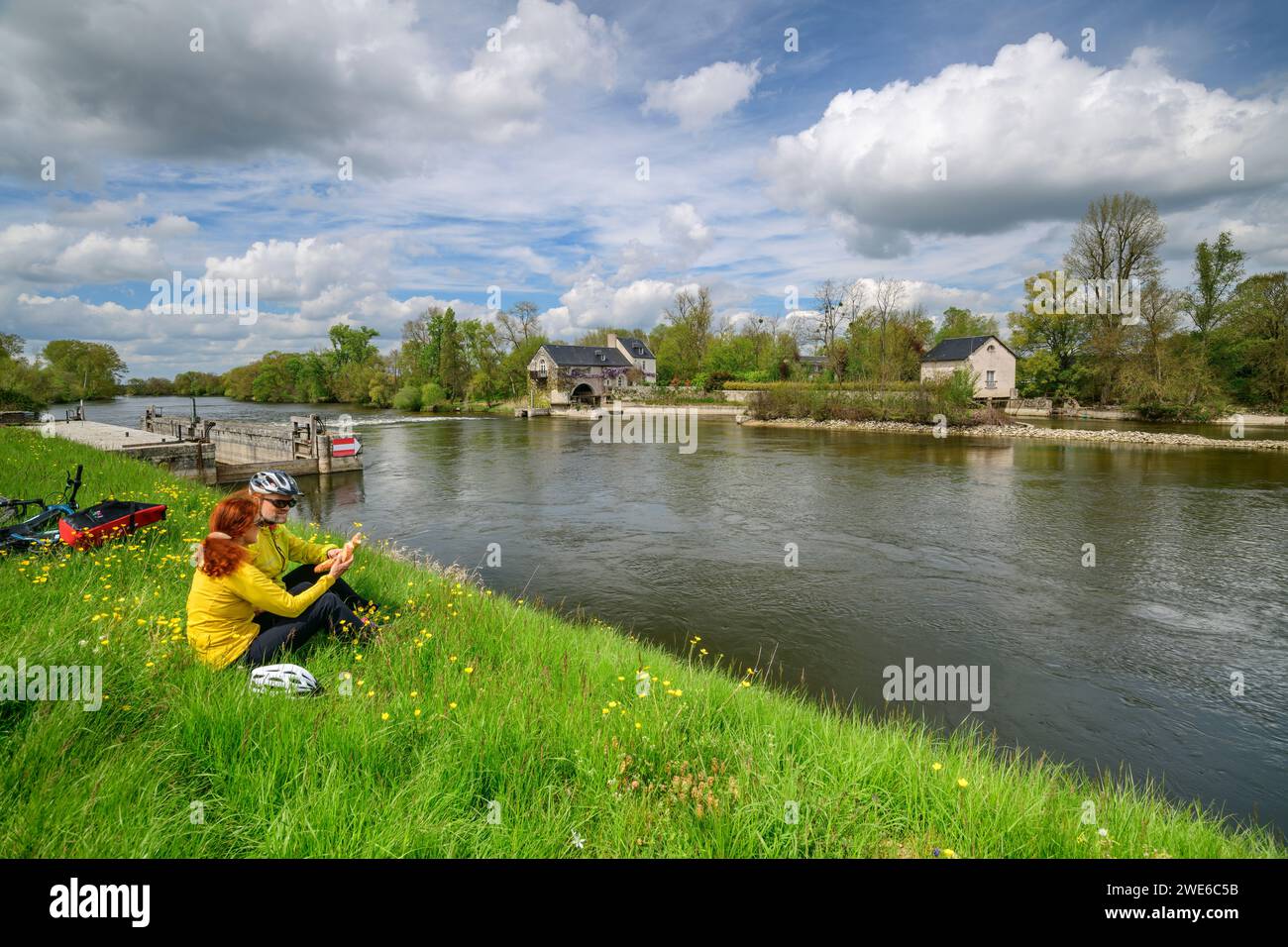 France, Centre-Val de Loire, deux randonneurs se détendant sur les berges herbeuses du cher Banque D'Images
