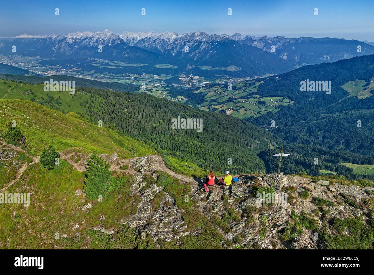 Autriche, Tyrol, vue aérienne de deux randonneurs admirant la vue de la montagne Gamsstein Banque D'Images