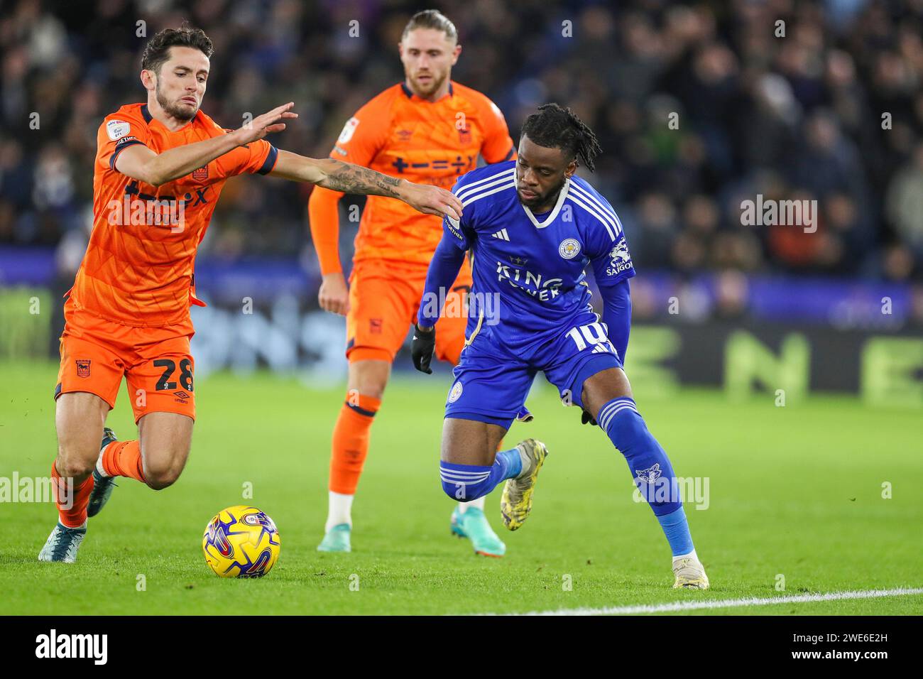 Leicester, Royaume-Uni. 22 janvier 2024. Le défenseur d'Ipswich Town Lewis Travis (28) affronte l'attaquant de Leicester City Stephy Mavididi (10) lors du match du championnat EFL de Leicester City FC contre Ipswich Town FC au King Power Stadium, Leicester, Angleterre, Royaume-Uni le 22 janvier 2024 Credit : Every second Media/Alamy Live News Banque D'Images