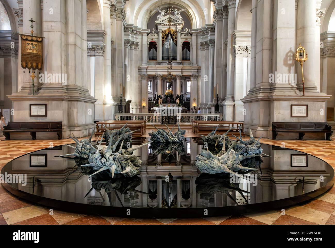 La sculpture "Couronne d'épines" de Helga Vockenhuber à l'intérieur de l'église de San Giorgio Maggiore à Venise, Italie Banque D'Images