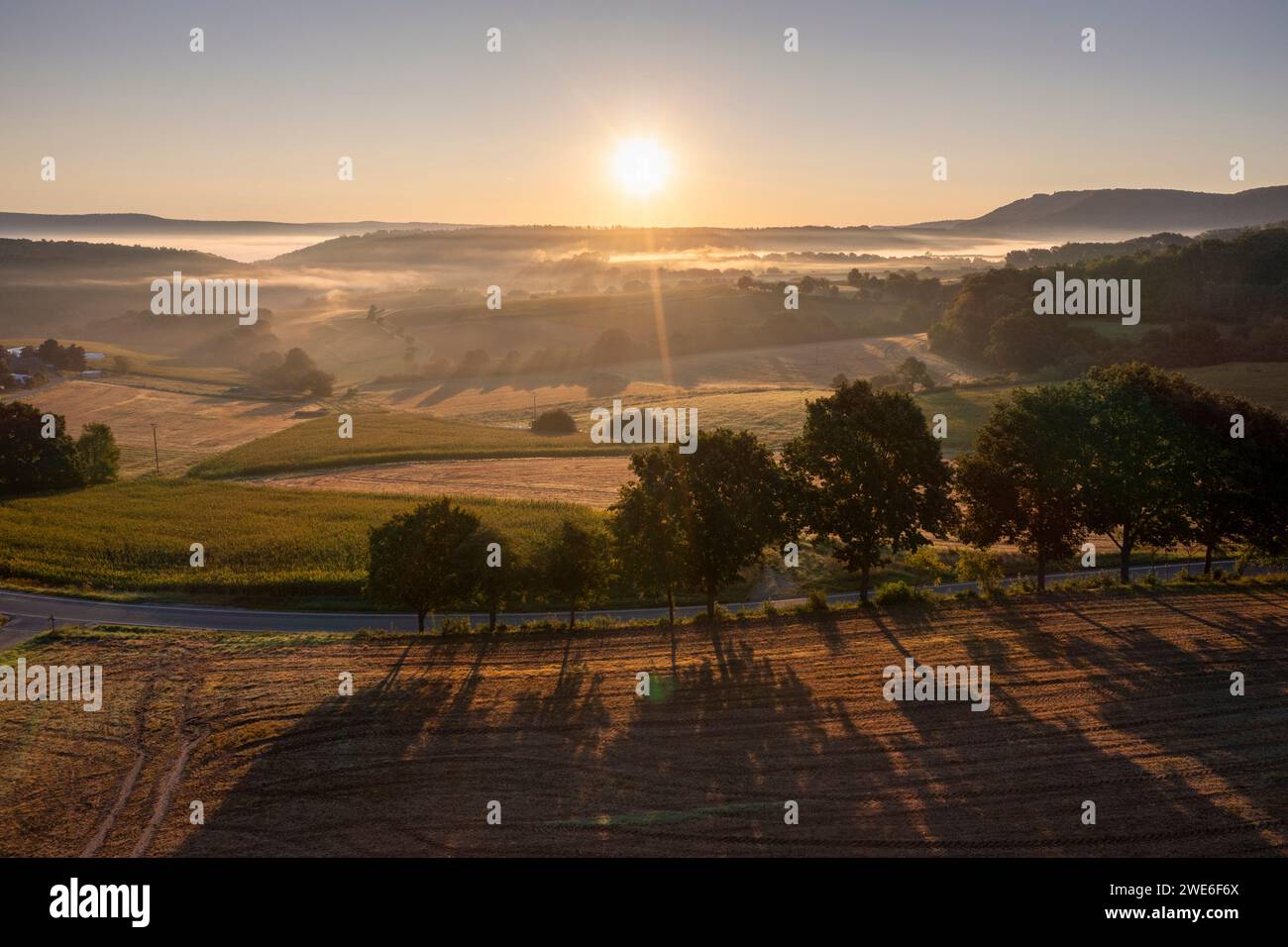 Allemagne, Hesse, Weissenborn, Werra Valley au lever du soleil brumeux Banque D'Images
