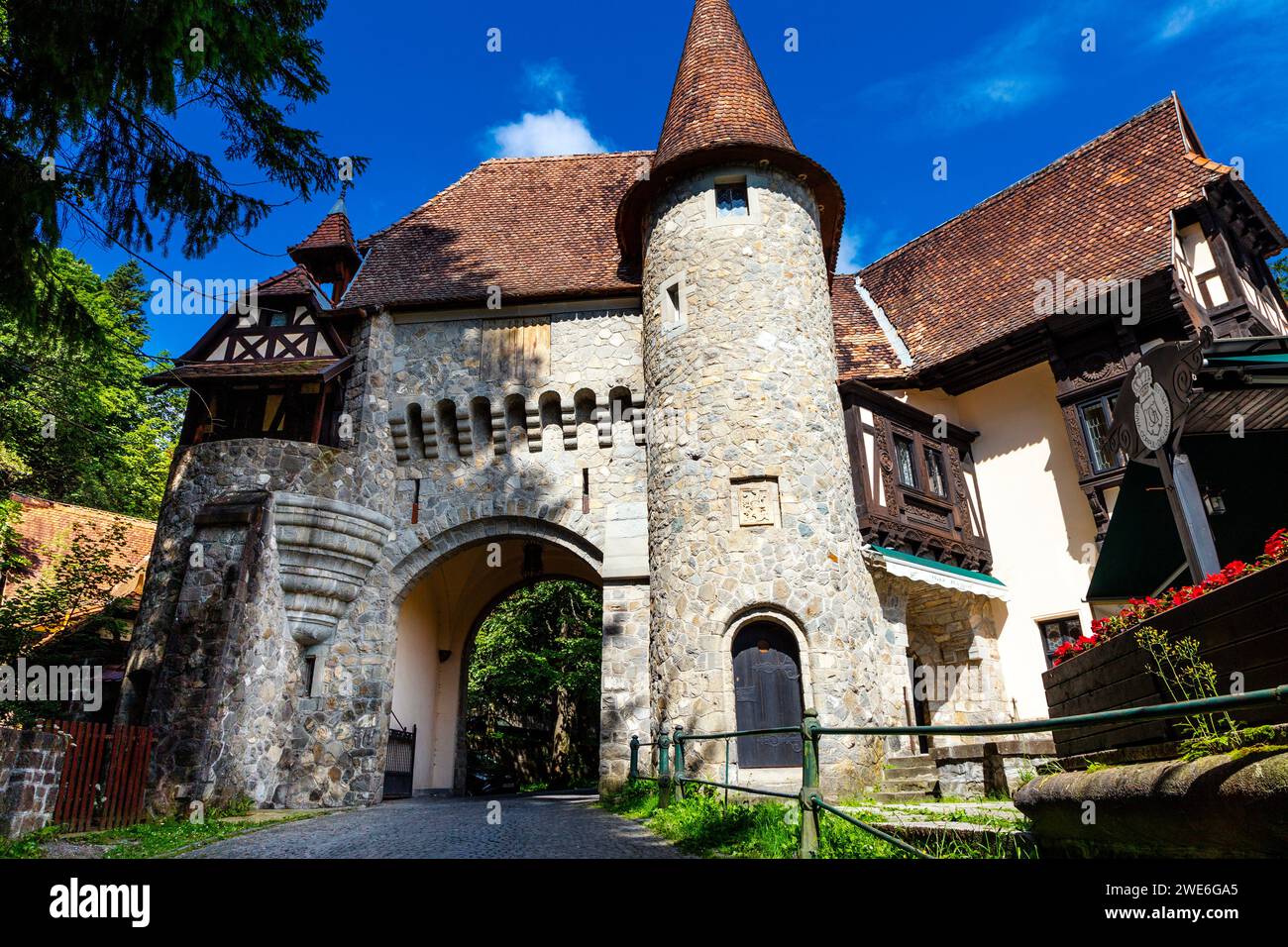 Extérieur d'une porte au château de Peles, Sinaia, Roumanie Banque D'Images