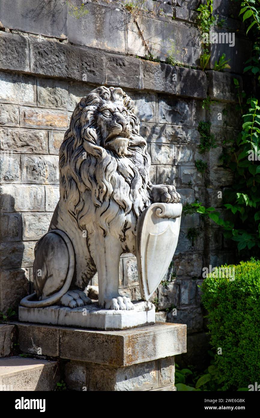 Statue ornementale d'un lion au château de Peles, Sinaia, Roumanie Banque D'Images