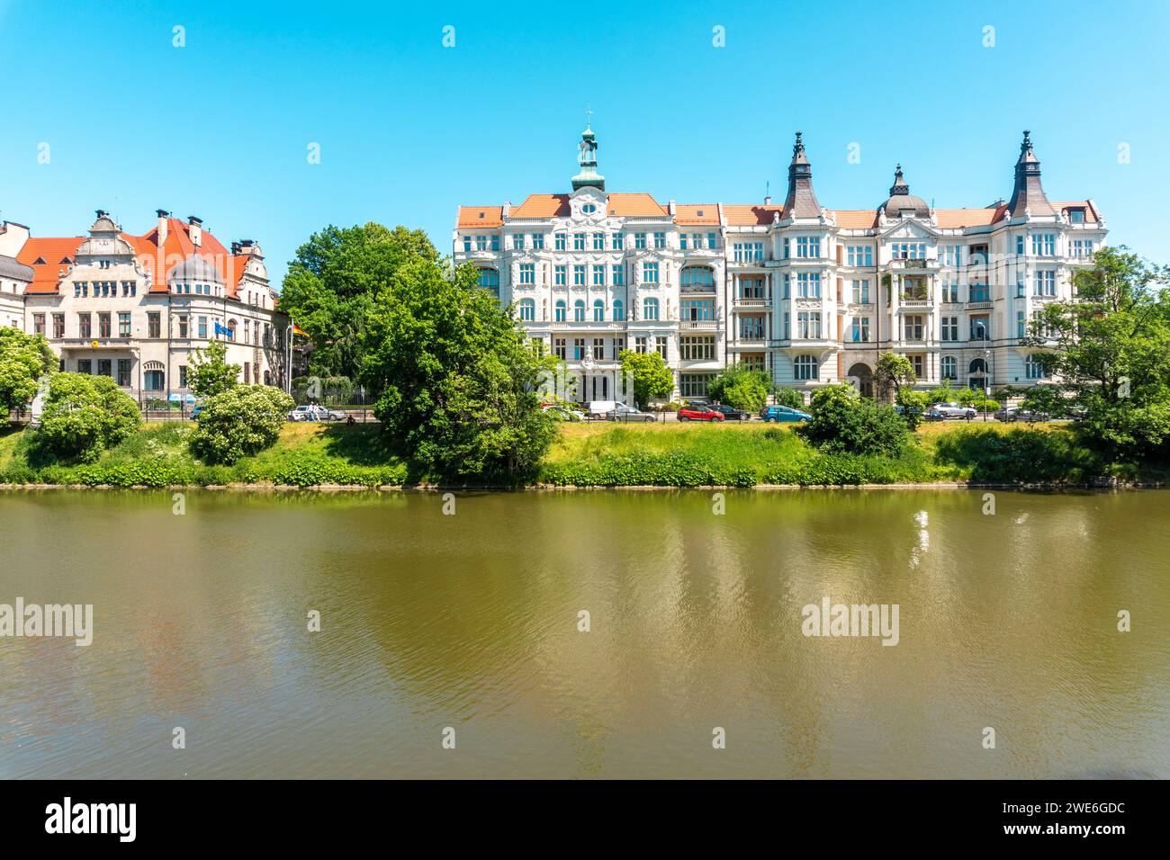 Pologne, voïvodie de Basse-Silésie, Wroclaw, douves de la ville et maisons environnantes en été Banque D'Images