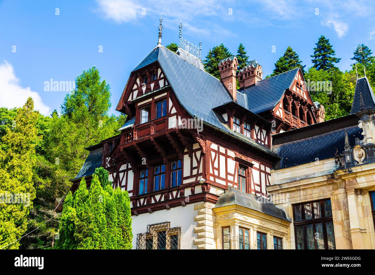 Extérieur de style alpin, néo-renaissance, à colombages Château de Peles, Sinaia, Roumanie. Banque D'Images