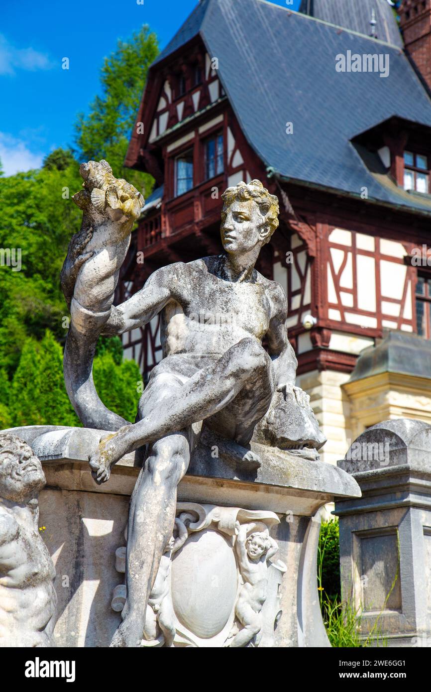 Statue couchée masculine dans le jardin du château de Peles, Sinaia, Roumanie Banque D'Images