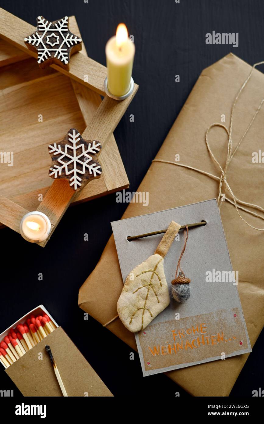 Allumettes, couronne de l'Avent en bois, cadeau emballé et carte de Noël DIY Banque D'Images