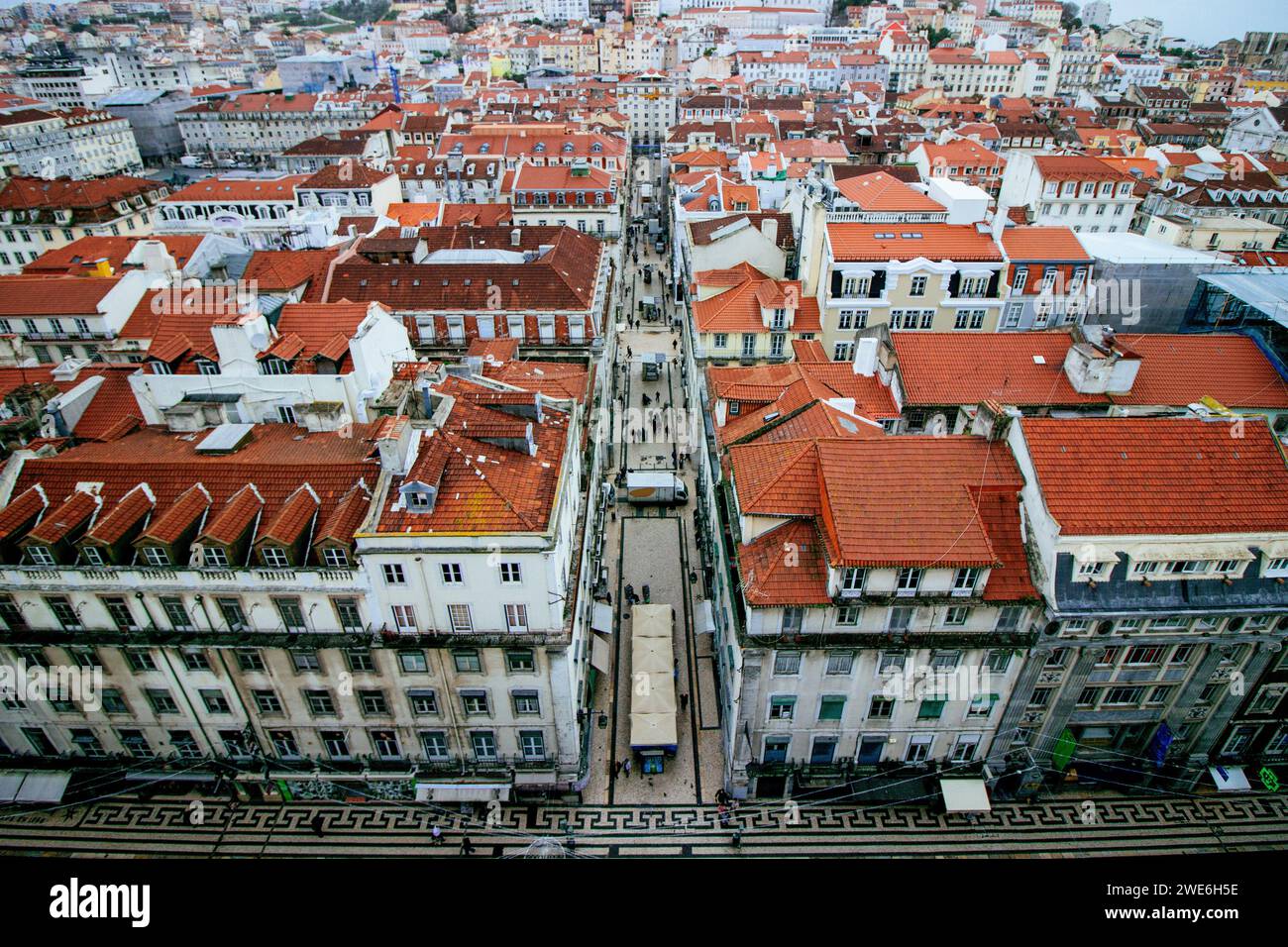 Vue sur la ville avec toits de bâtiments à Lisbonne, Portugal Banque D'Images