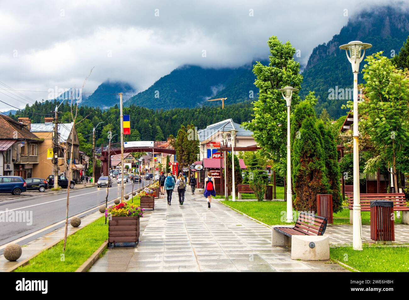 La rue principale Bulevardul Libertății avec des stands de vendeurs et vue sur les montagnes Bucegi, Busteni, Roumanie Banque D'Images
