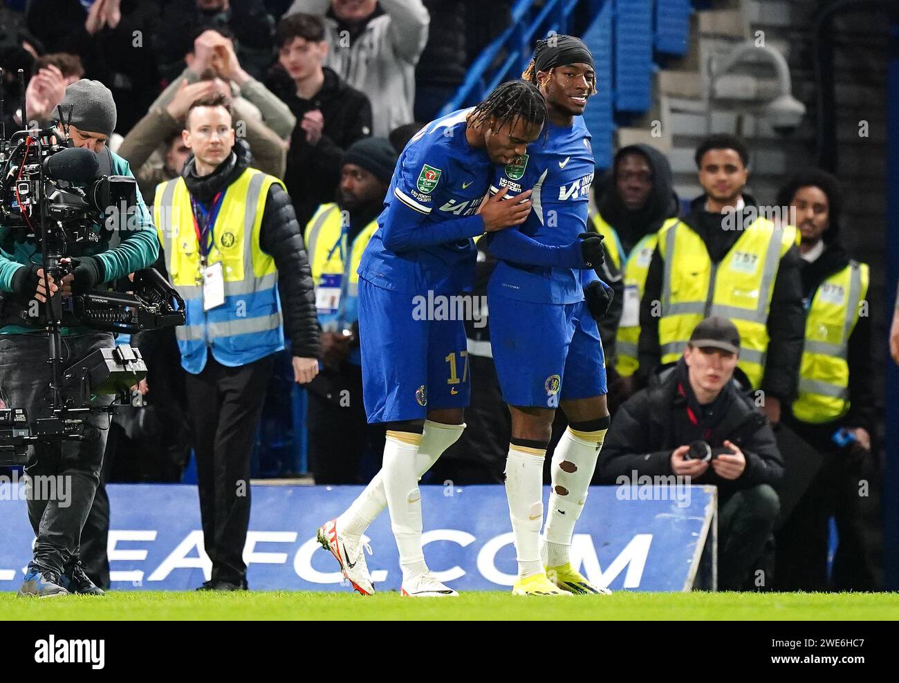 Noni Madueke de Chelsea (à droite) célèbre avoir marqué le sixième but de son équipe avec son coéquipier Carney Chukwuemeka lors du match de demi-finale de la coupe Carabao au Stamford Stadium de Londres. Date de la photo : mardi 23 janvier 2024. Banque D'Images