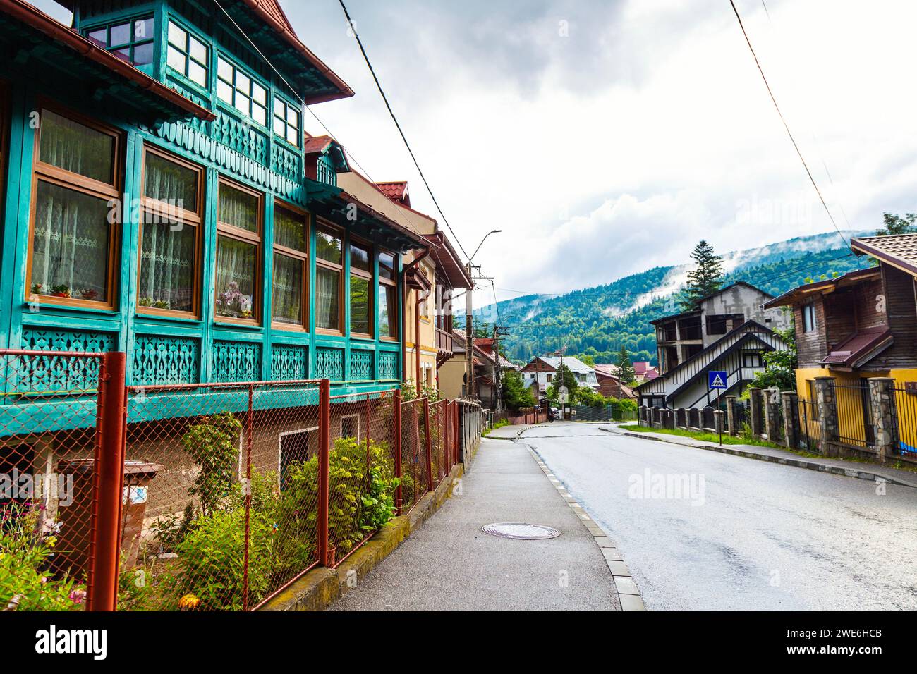 Maisons traditionnelles romanina dans le village de montagne de Busteni, Roumanie Banque D'Images