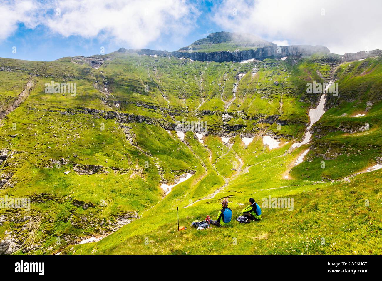 Randonneurs admirant la vue sur la vallée de Râul Valea Priponului près du pic OMU, montagnes Bucegi, Roumanie Banque D'Images
