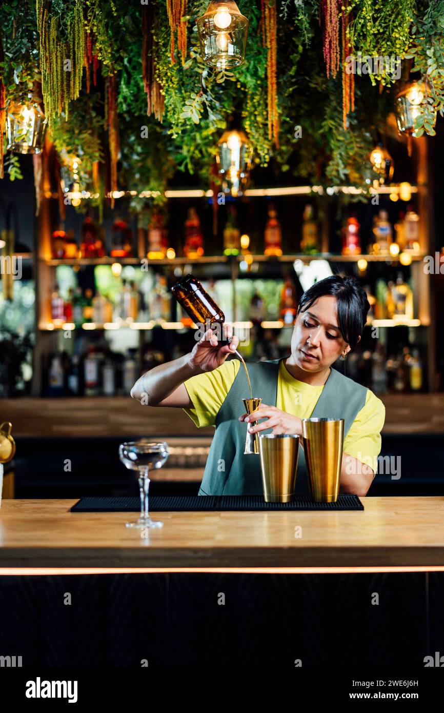 Barman préparant un cocktail au bar Banque D'Images