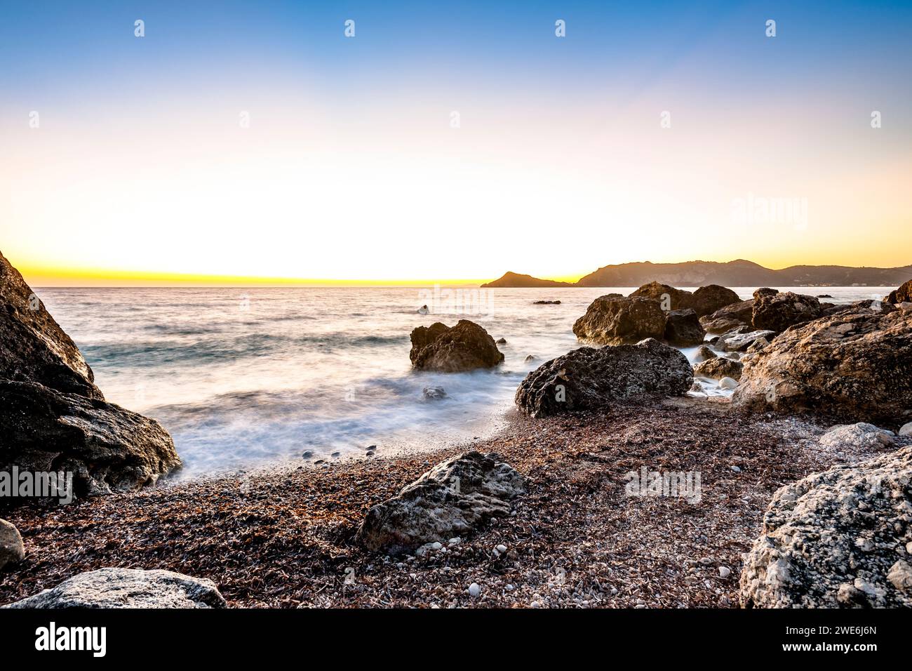 Grèce, Iles Ioniennes, Agios Georgios, longue exposition de la plage Agios Georgios Pagon au crépuscule Banque D'Images