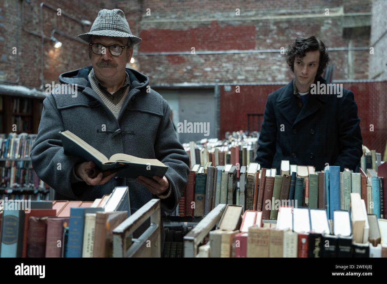 DATE DE SORTIE : 10 novembre 2023. TITRE : les retenues. STUDIO : Miramax. RÉALISATEUR : Alexander Payne. INTRIGUE : personne n'aime le professeur Paul Hunham pas ses étudiants, pas ses collègues professeurs, pas le directeur, qui trouvent tous sa pomposité et sa rigidité exaspérantes. Sans famille ni nulle part où aller pendant les vacances de Noël en 1970, Paul reste à l’école pour superviser les élèves incapables de rentrer chez eux. AVEC DOMINIC SESSA dans le rôle d'Angus Tully, PAUL GIAMATTI dans le rôle de Paul Hunham. (Image de crédit : © Miramax/Entertainment Pictures/ZUMAPRESS.com) USAGE ÉDITORIAL SEULEMENT! Non destiné à UN USAGE commercial ! Banque D'Images