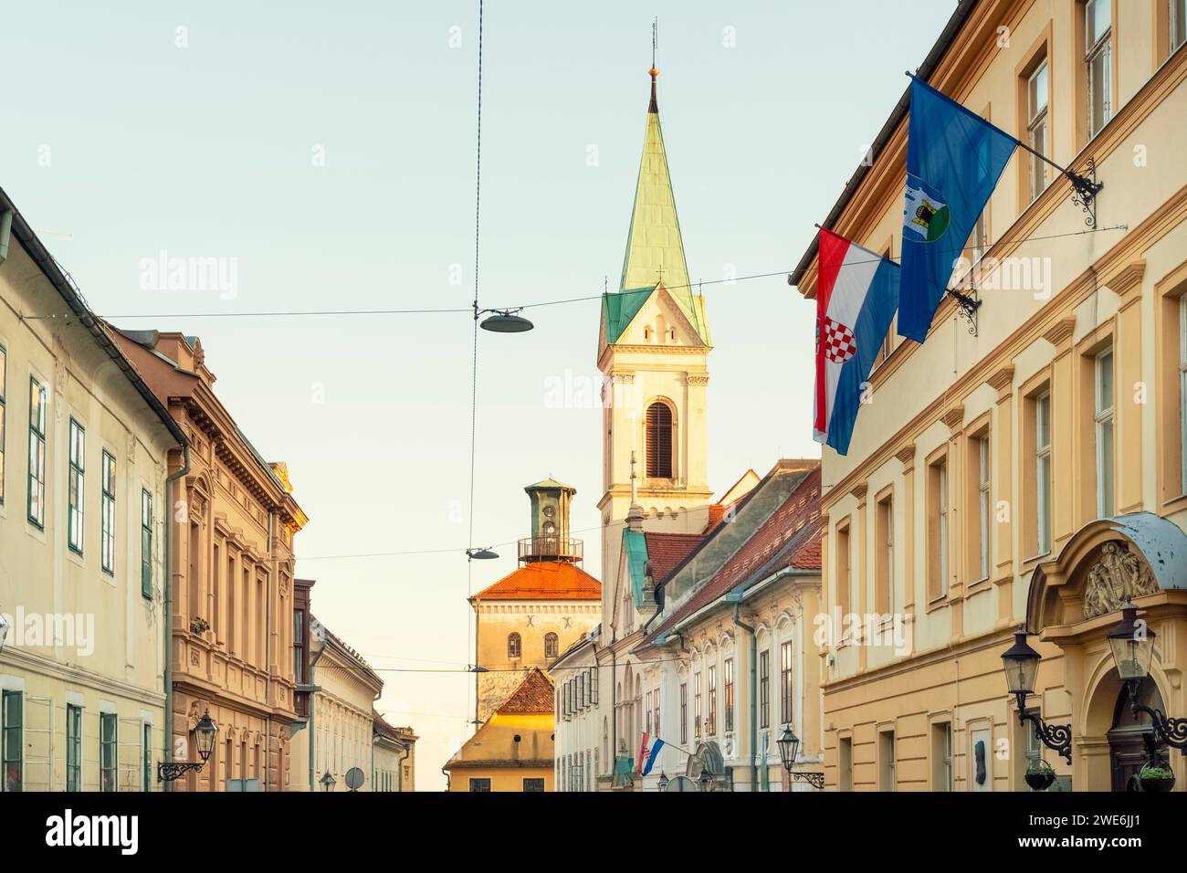 Croatie, Zagreb, lignes électriques accrochées devant le Musée croate d'Art naïf Banque D'Images