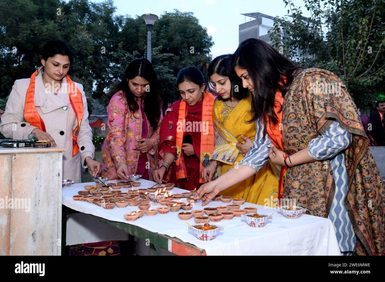 Bikaner, Inde. 22 janvier 2024. Dévots au temple Jai Veer Hanuman à l'occasion de la cérémonie de consécration de RAM Mandir d'Ayodhya à Jai Veer Hanuman Vatika Shastri Nagar, Nagnechi Ji Scheme. (Photo de Dinesh Gupta/Pacific Press) crédit : Pacific Press Media production Corp./Alamy Live News Banque D'Images