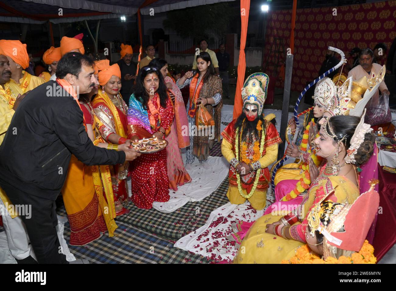 Bikaner, Inde. 22 janvier 2024. Dévots au temple Jai Veer Hanuman à l'occasion de la cérémonie de consécration de RAM Mandir d'Ayodhya à Jai Veer Hanuman Vatika Shastri Nagar, Nagnechi Ji Scheme. (Photo de Dinesh Gupta/Pacific Press) crédit : Pacific Press Media production Corp./Alamy Live News Banque D'Images