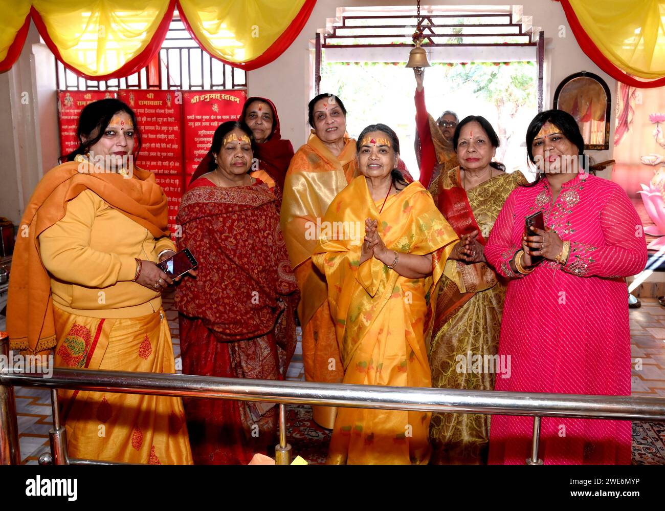 Bikaner, Inde. 22 janvier 2024. Dévots au temple Jai Veer Hanuman à l'occasion de la cérémonie de consécration de RAM Mandir d'Ayodhya à Jai Veer Hanuman Vatika Shastri Nagar, Nagnechi Ji Scheme. (Photo de Dinesh Gupta/Pacific Press) crédit : Pacific Press Media production Corp./Alamy Live News Banque D'Images